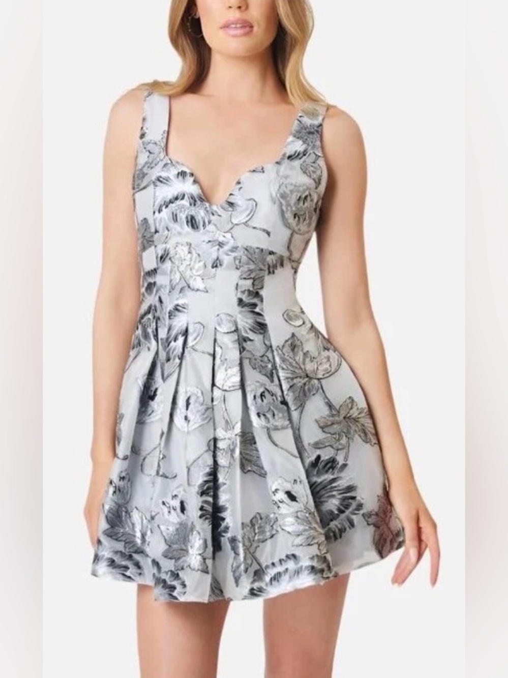 NWT Elliatt Blossom Gray Silver Floral Jacquard Fit & Flare Mini Dress Large